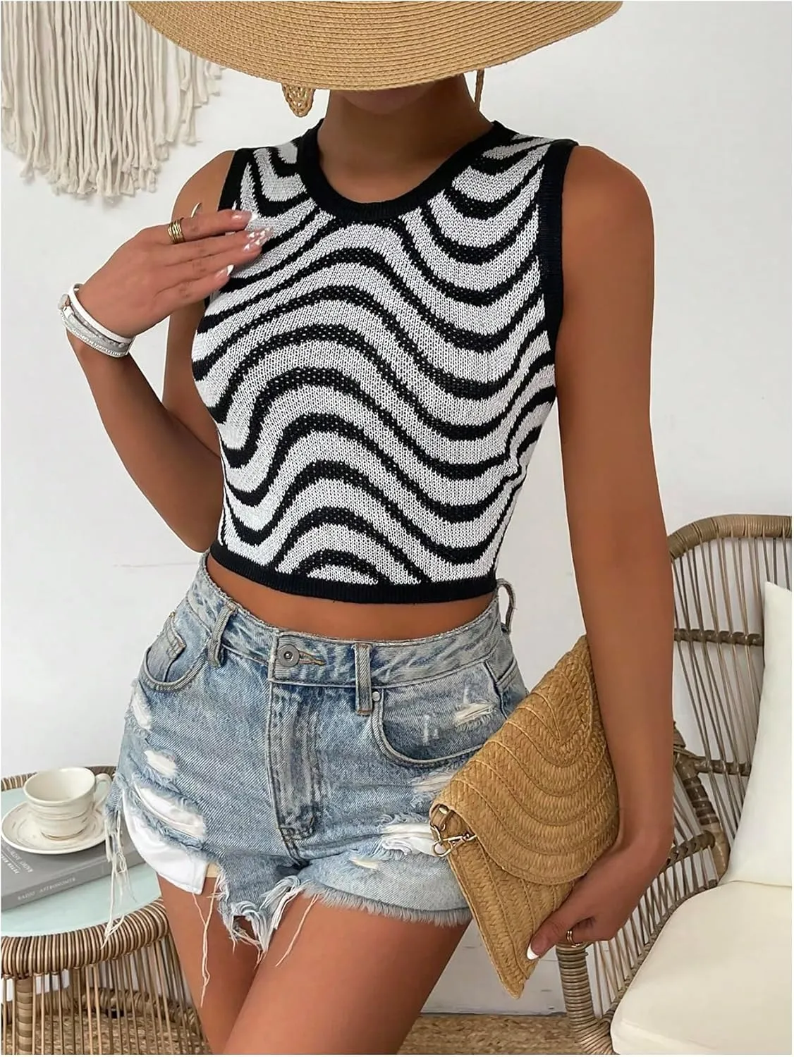 Floerns Women's Sleeveless Round Neck Argyle Pattern Sweater Vest Knit Crop Top